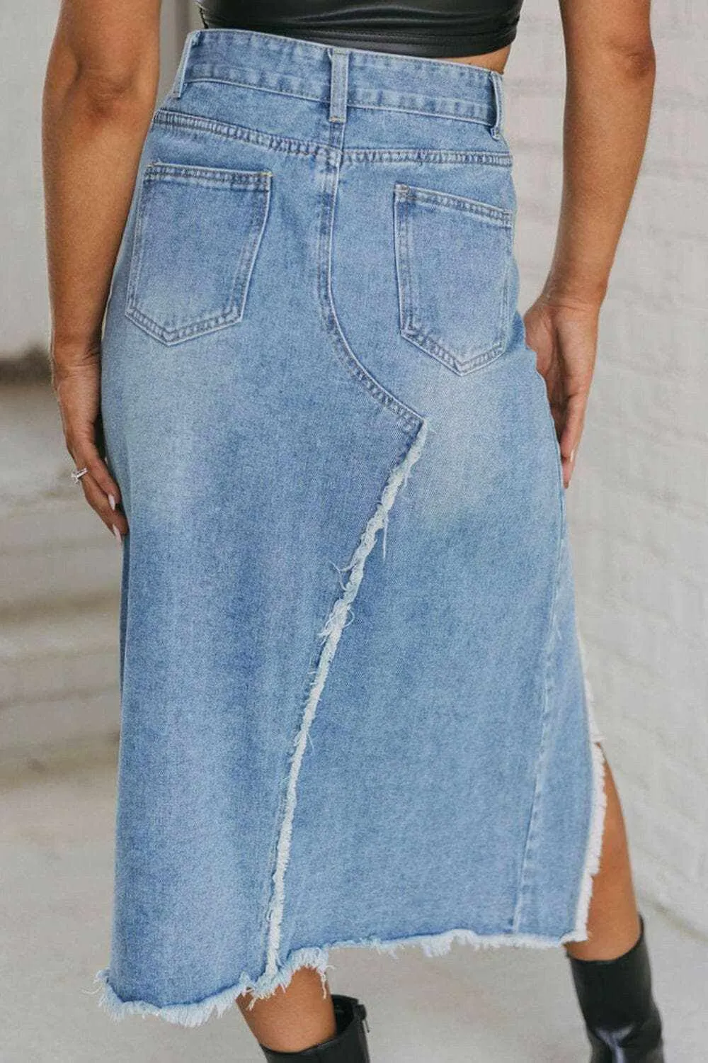 Chic denim skirt with raw hem
