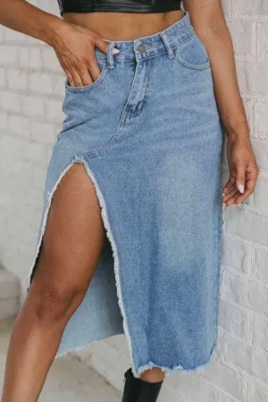 Chic denim skirt with raw hem