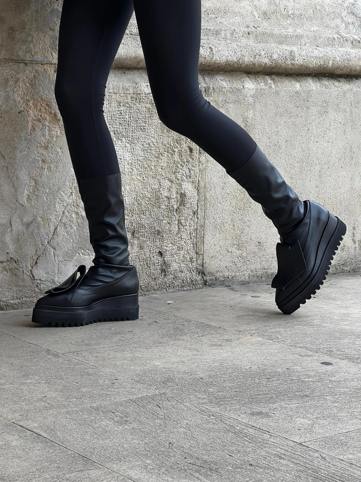 Stretch Honest Bow black leather boots
